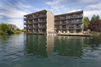 Lakeshore Inn Lakeshore Inn