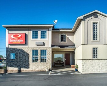 Econo Lodge & Suites in North Syracuse, New York