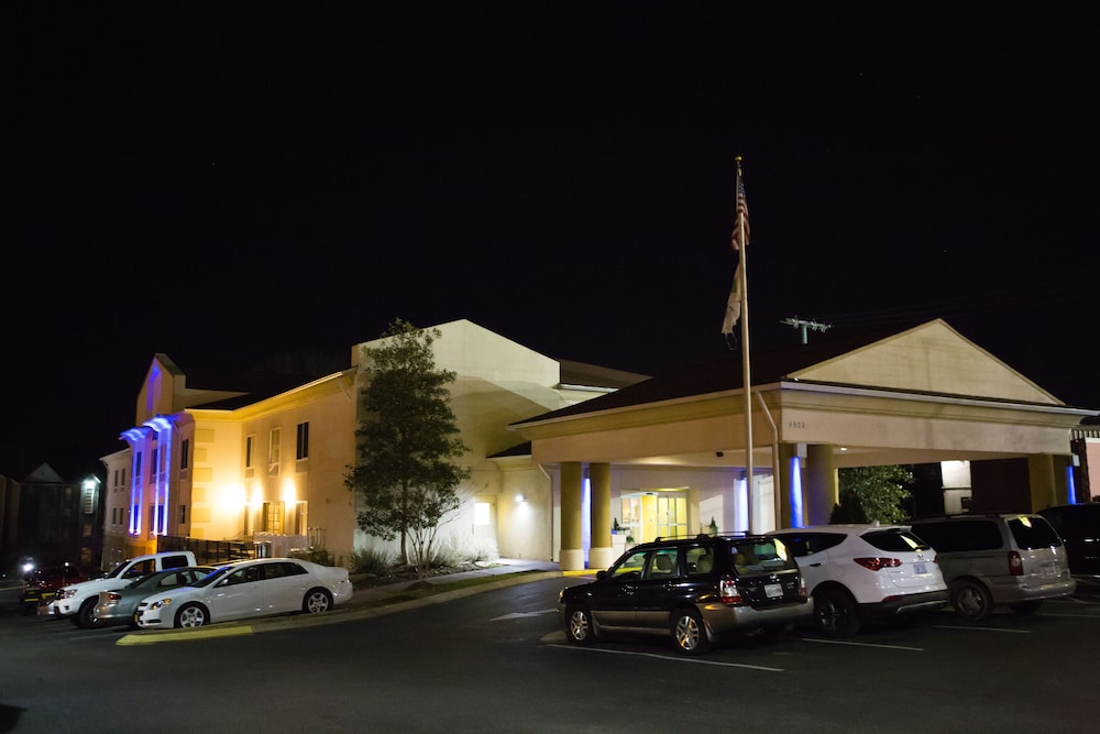 Holiday Inn Express Hotel Suites Chattanooga Hixson Tx Hotel 2 Of 54