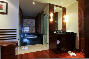 Courtyard Suite - Located 1/3 up the hill from the public road, Garden View