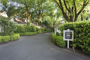 Cottage Grove Inn in Calistoga, California