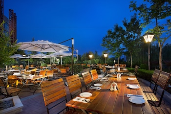 Deluxe King Room, Garden View