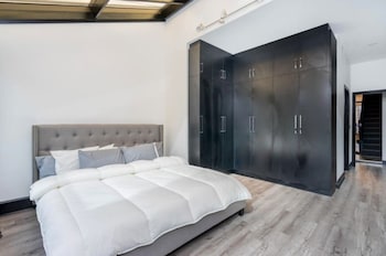 Applewood Suites - Queen West Studio