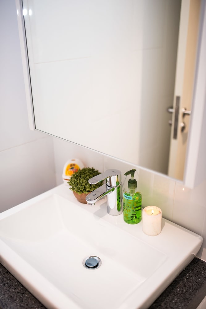 Kl Sentral Bangsar Suites Est Kuala Lumpur Apartment Hd Photos Bathroom Amenities