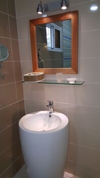 Pokój Comfort, Łóżko queen, balkon, przy basenie
