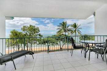 Beachfront Apartments on Trinity Beach Beachfront Apartments on Trinity Beach