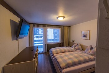 Pokój dla 2 osób o podstawowym wyposażeniu, balkon, widok na góry