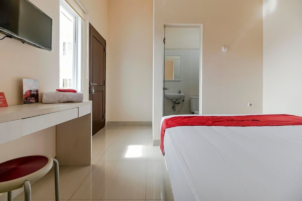 RedDoorz Plus Catania LRT Cinde Palembang  Palembang   7  7  1  
