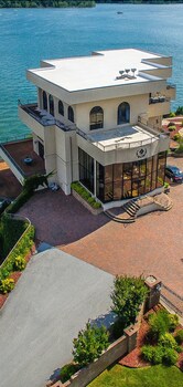 D'Monaco Luxury Resort in Ridgedale, Missouri