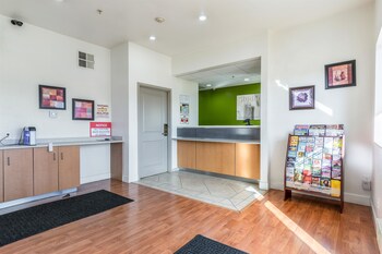 Studio 6 Bakersfield in Bakersfield, California