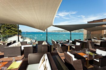 tarifs reservation hotels Hostellerie La Farandole