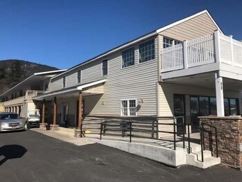 Howard Johnson by Wyndham Lake George in Lake George, New York