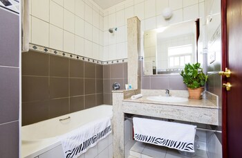 Apartament standardowy, 2 sypialnie, przystosowanie dla niepełnosprawnych, widok na wzgórze