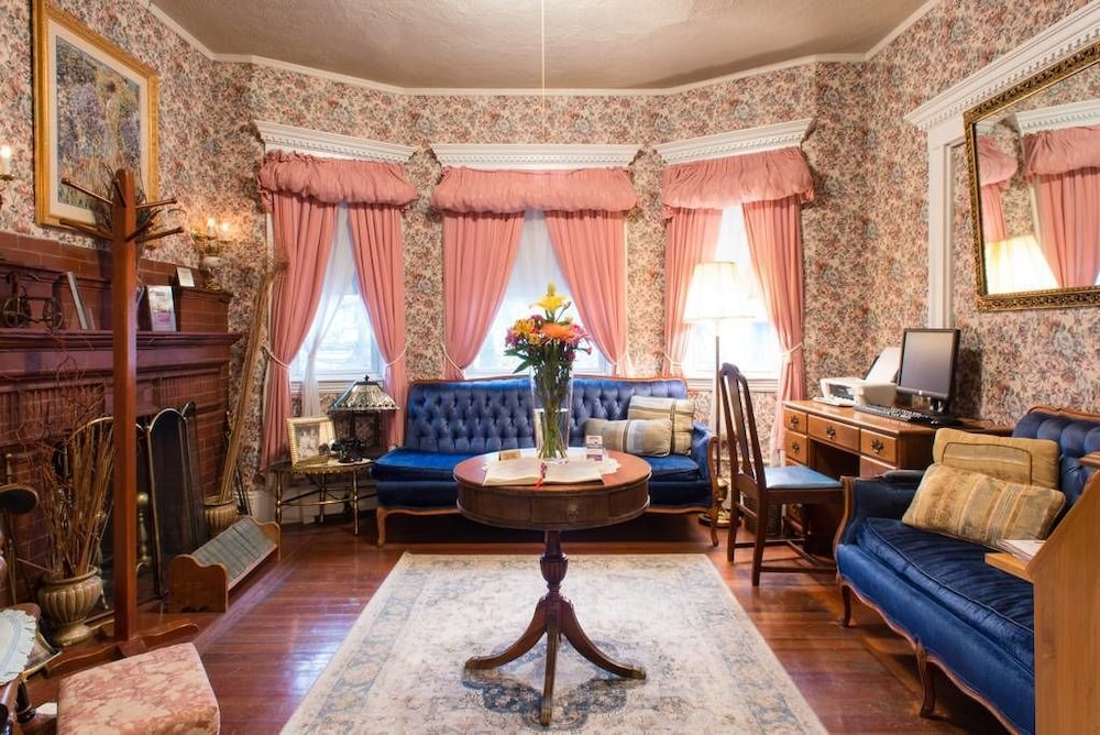 Brookline Ma Hotels Book In Rs 11072 Coolidge Corner Guest House Brookline Ma