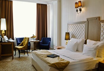 Family Room, 2 Bedrooms