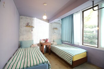 Pokój z 2 pojedynczymi łóżkami (Shared bathroom)