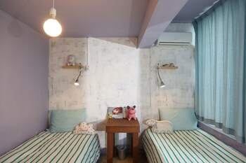 Pokój z 2 pojedynczymi łóżkami (Shared bathroom)