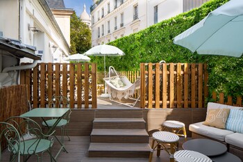 tarifs reservation hotels Le Village Montmartre by Hiphophostels